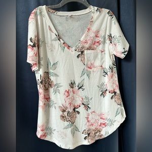 Floral top- L v-neck with pocket